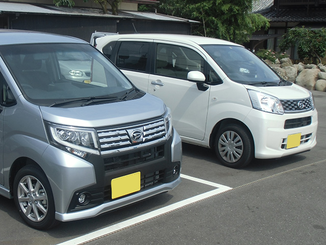 シルバーと白の車