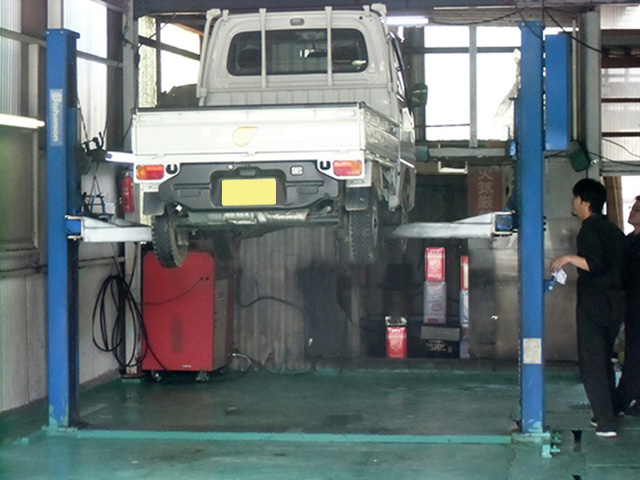 整備工場の現場