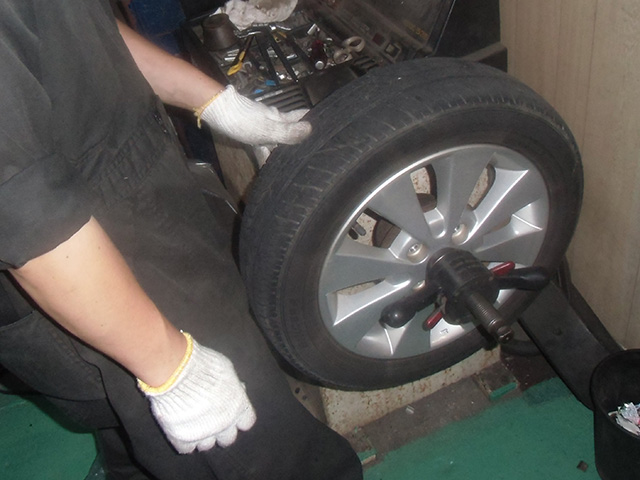 車のタイヤ交換作業