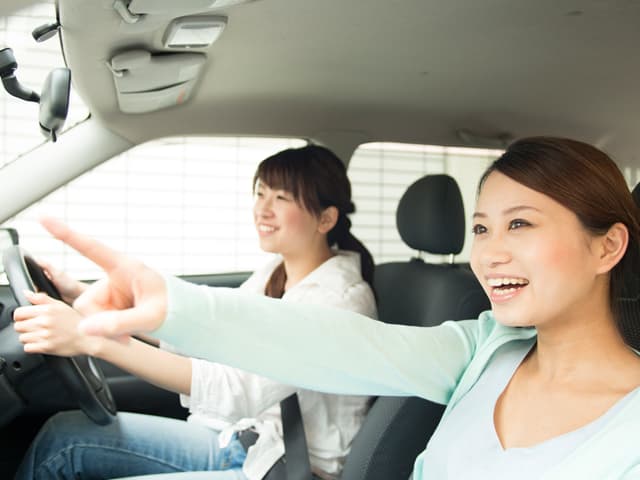 笑顔で運転をする女性二人
