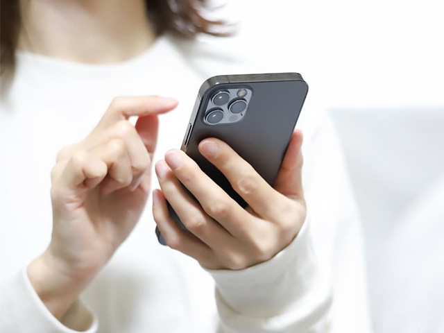 スマホを操作する女性