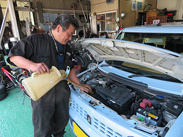 車の点検整備中